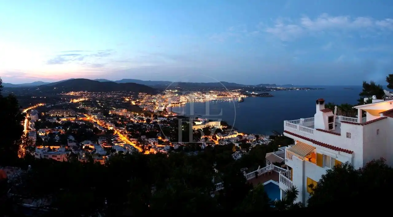 Vista exterior de Casa o xalet de lloguer en Santa Eulària des Riu amb Aire condicionat, Jardí privat i Terrassa