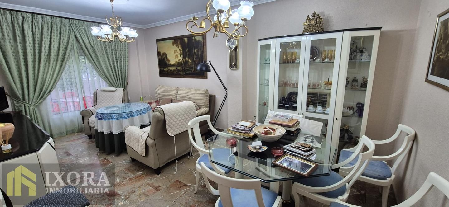 Menjador de Casa o xalet en venda en Linares amb Aire condicionat i Terrassa