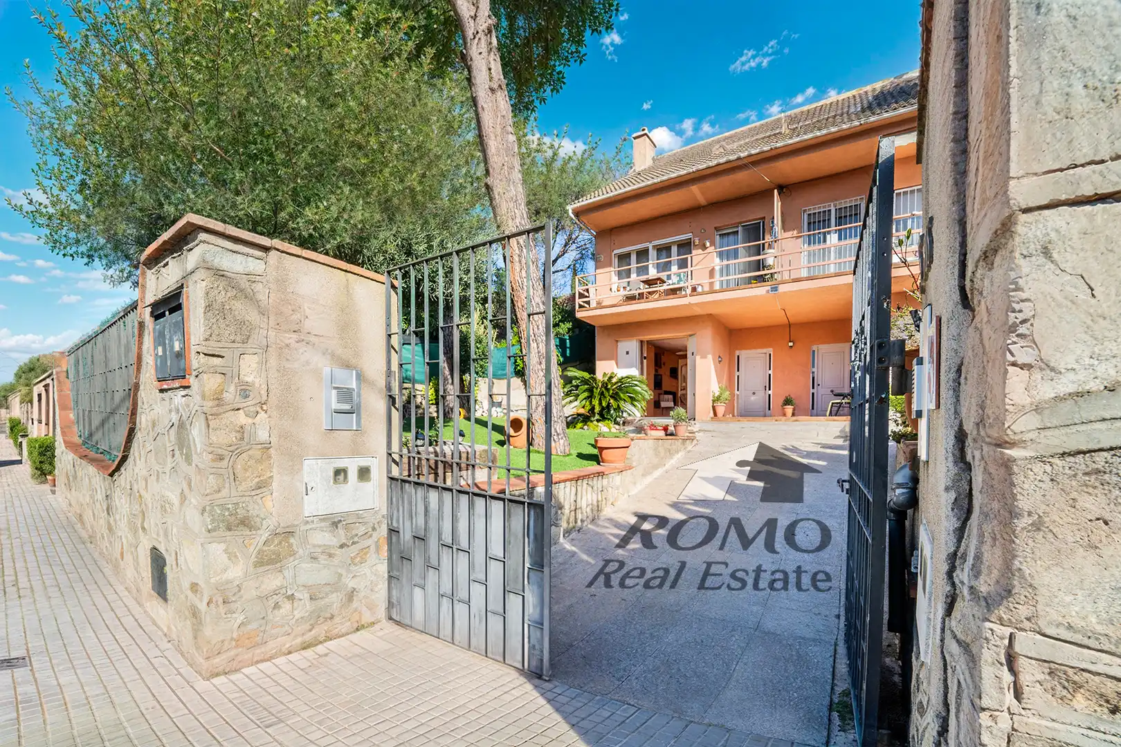Vista exterior de Casa adosada en venta en Sant Fost de Campsentelles con Calefacción, Jardín privado y Terraza