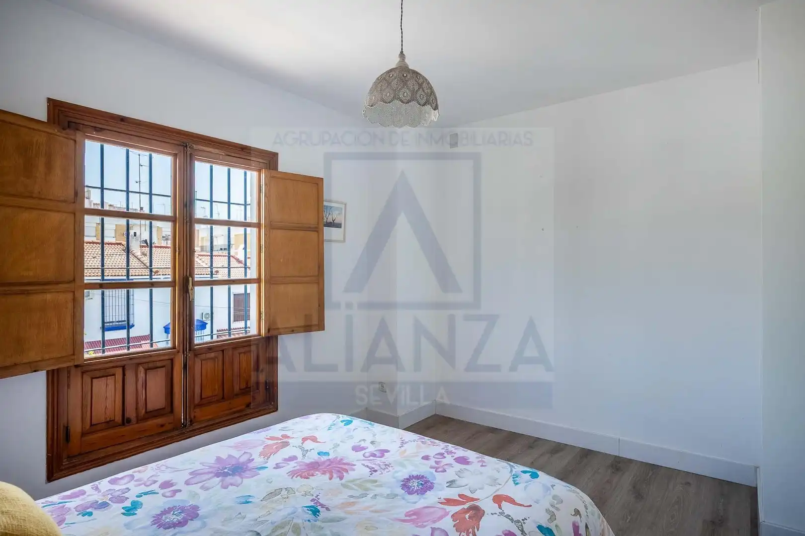 Schlafzimmer von Einfamilien-Reihenhaus zum Verkauf in Mairena del Aljarafe mit Klimaanlage und Privatgarten