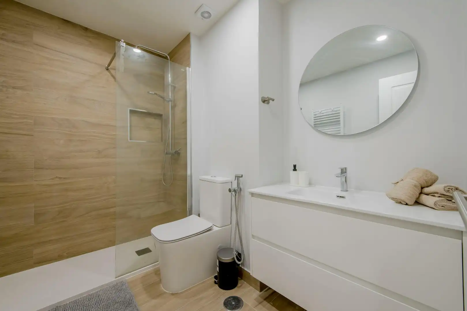 Bathroom of Flat for share in Madrid  with Air Conditioner, Heating and Washing machine