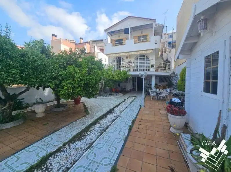 Vista exterior de Casa o chalet en venta en Càlig con Calefacción, Jardín privado y Amueblado