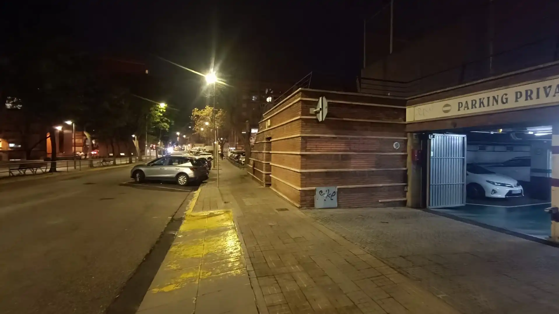Vista exterior de Garaje en venta en Cornellà de Llobregat con Alarma