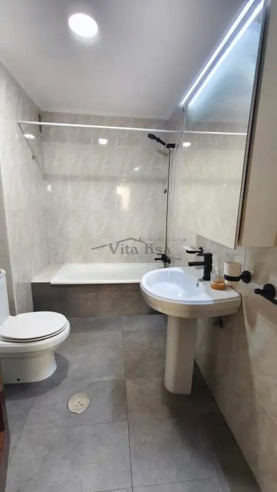 Bathroom of Flat for rent in Ourense Capital   with Heating, Parquet flooring and Storage room