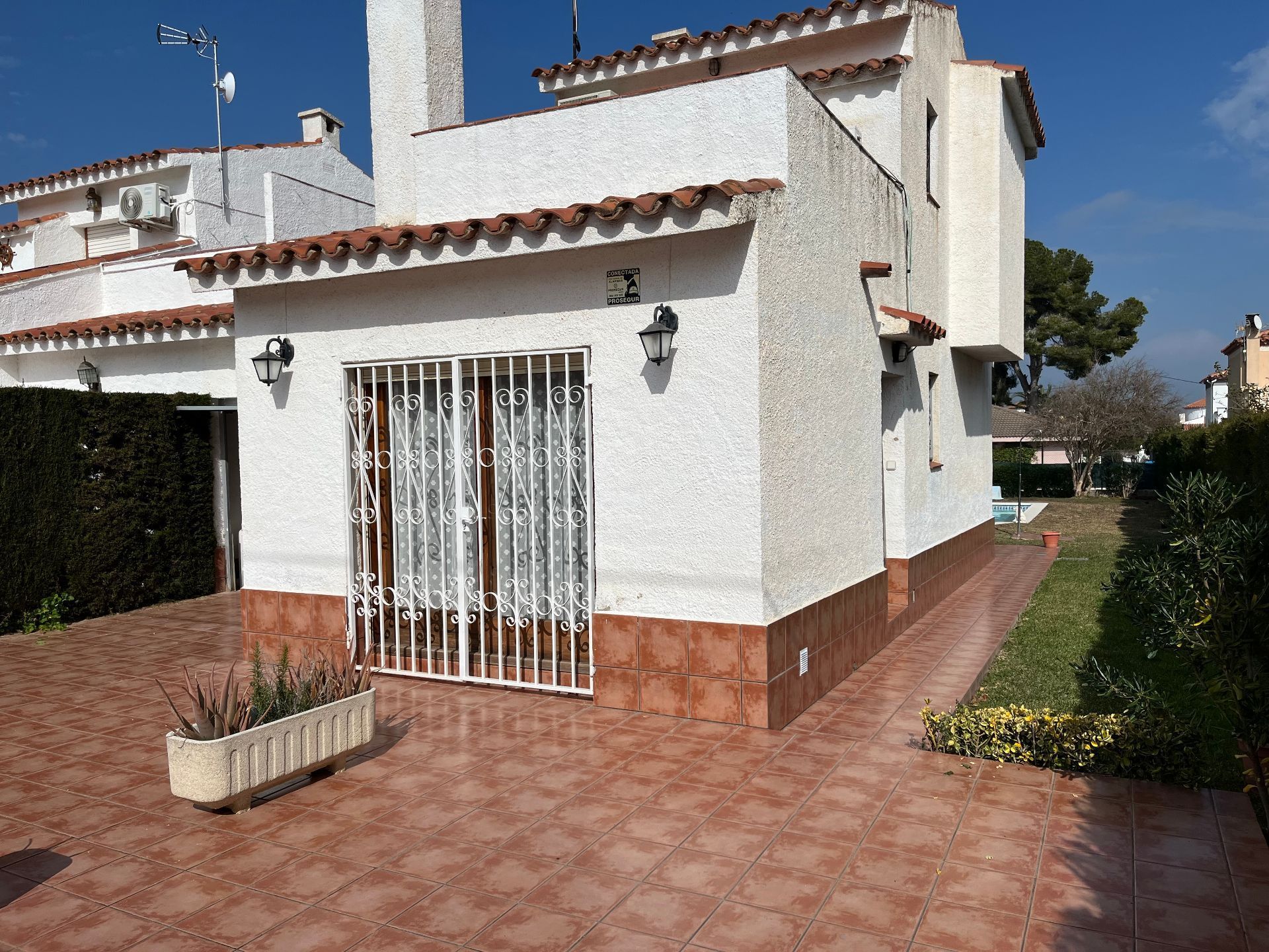 Vista exterior de Casa o xalet en venda en L'Ametlla de Mar  amb Aire condicionat, Calefacció i Jardí privat
