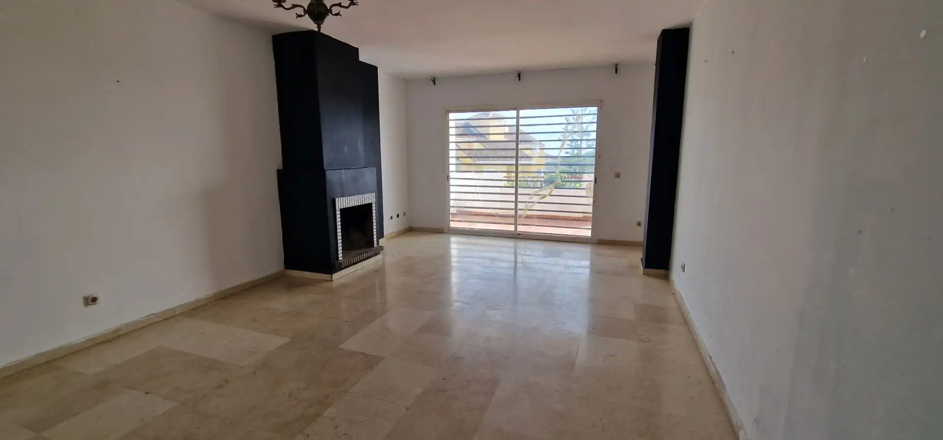 Sala de estar de Piso en venta en Estepona con Jardín privado, Terraza y Piscina