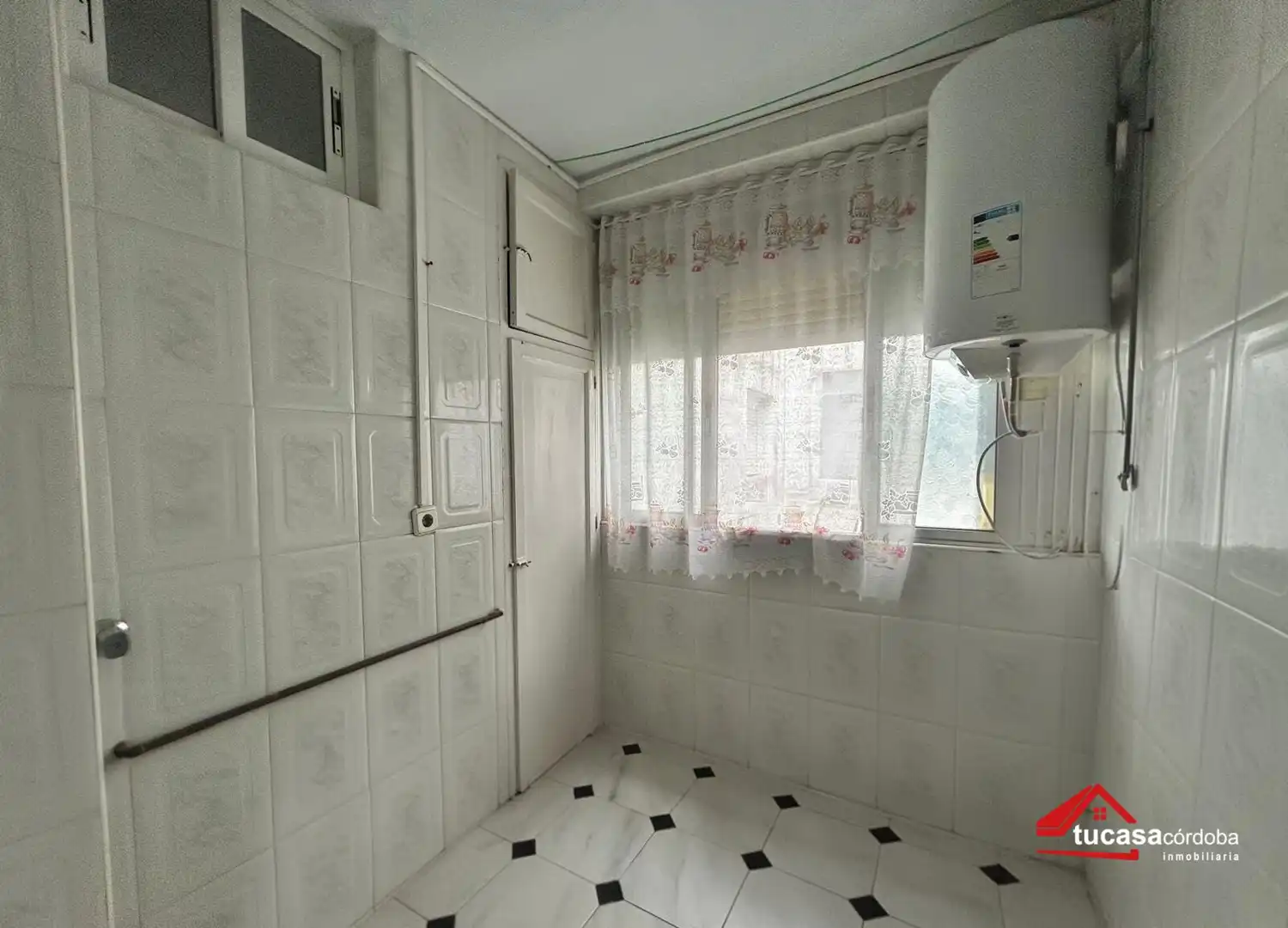 Küche von Wohnung zum Verkauf in Córdoba mit Klimaanlage, Abstellraum und Möbliert