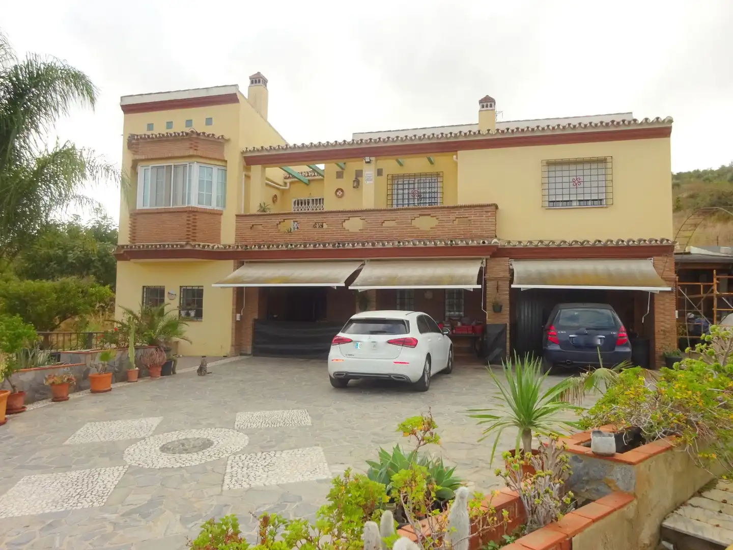 Vista exterior de Casa o xalet en venda en Alhaurín de la Torre amb Aire condicionat, Jardí privat i Terrassa