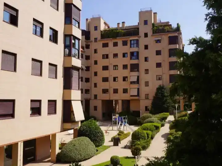 Vista exterior de Ático de alquiler en  Madrid Capital con Aire acondicionado y Piscina