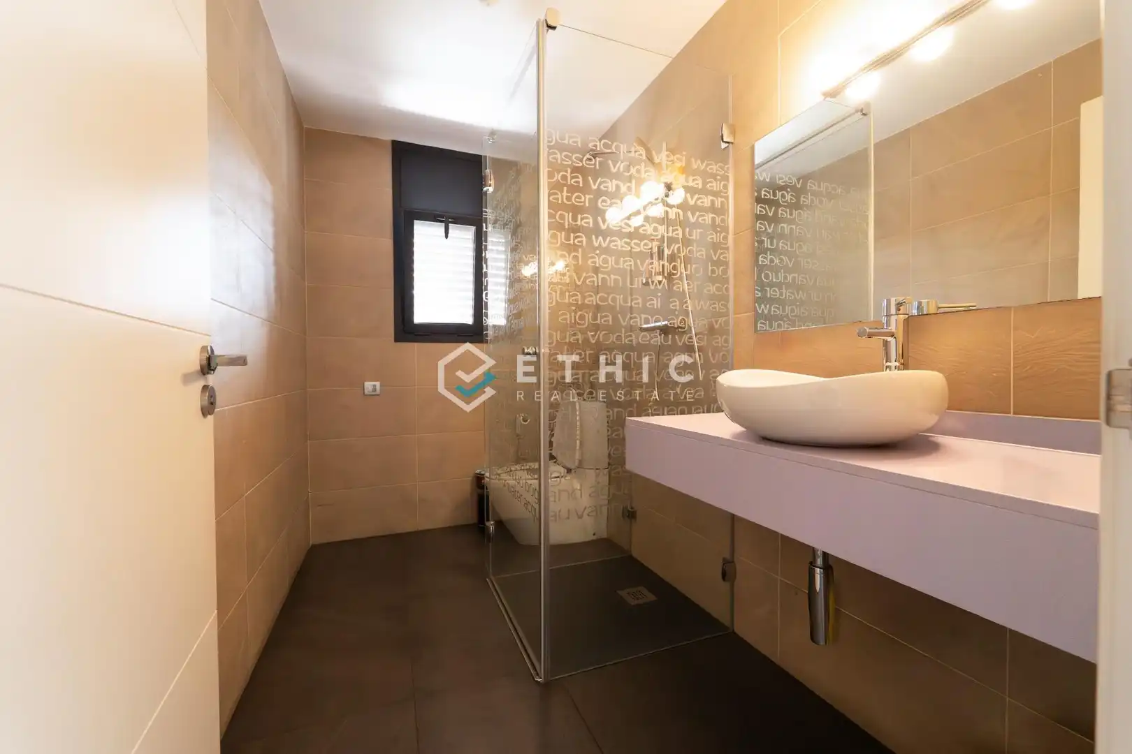 Bany de Casa o xalet en venda en Sant Cugat del Vallès amb Aire condicionat, Jardí privat i Terrassa