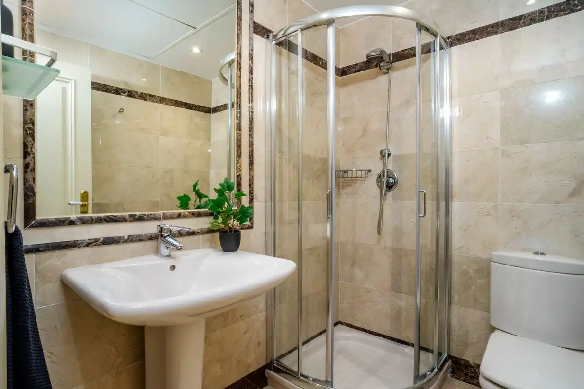 Baño de Piso en venta en Marbella con Aire acondicionado, Calefacción y Jardín privado