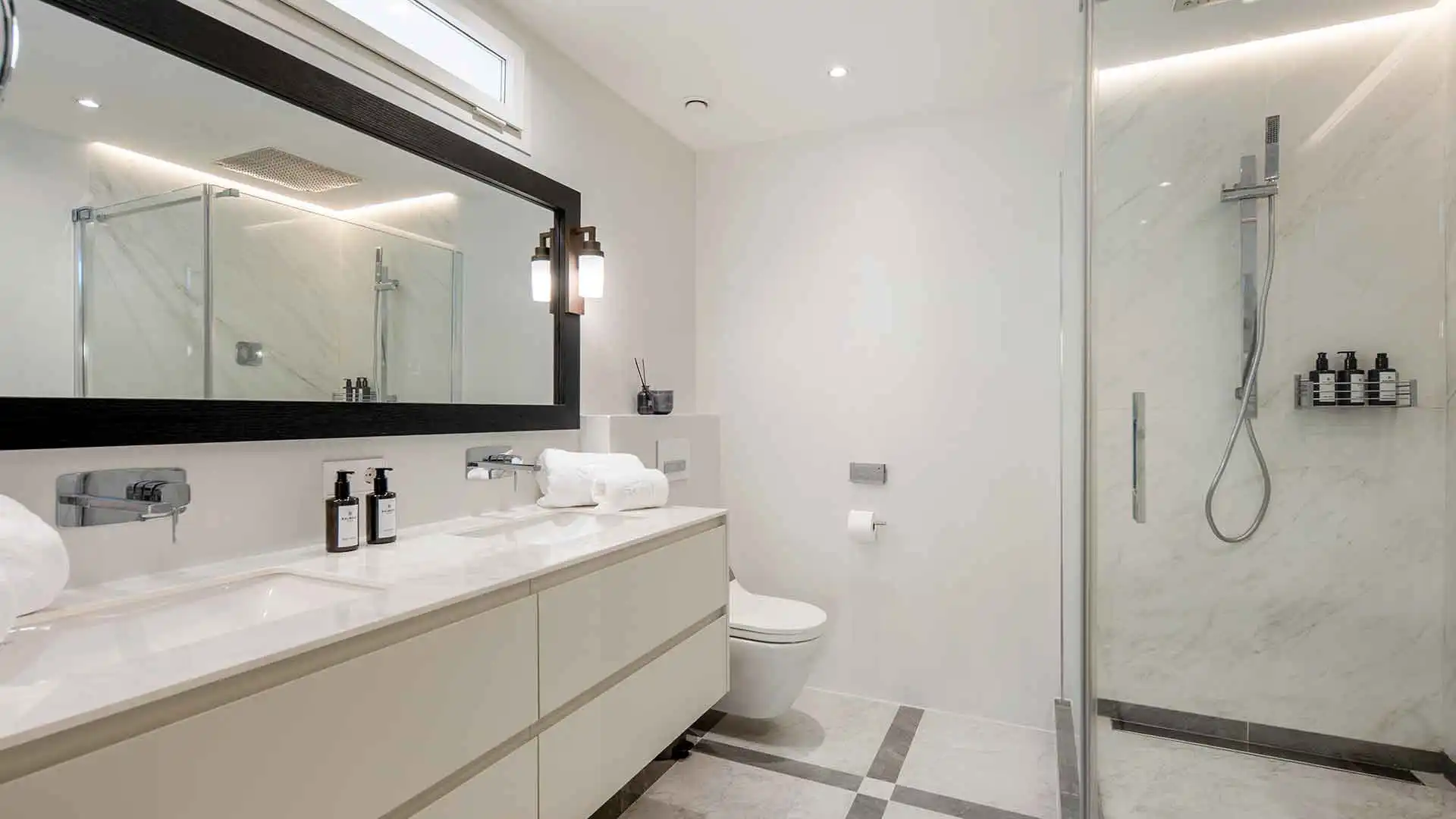 Baño de Apartamento en venta en Marbella con Aire acondicionado, Terraza y Piscina
