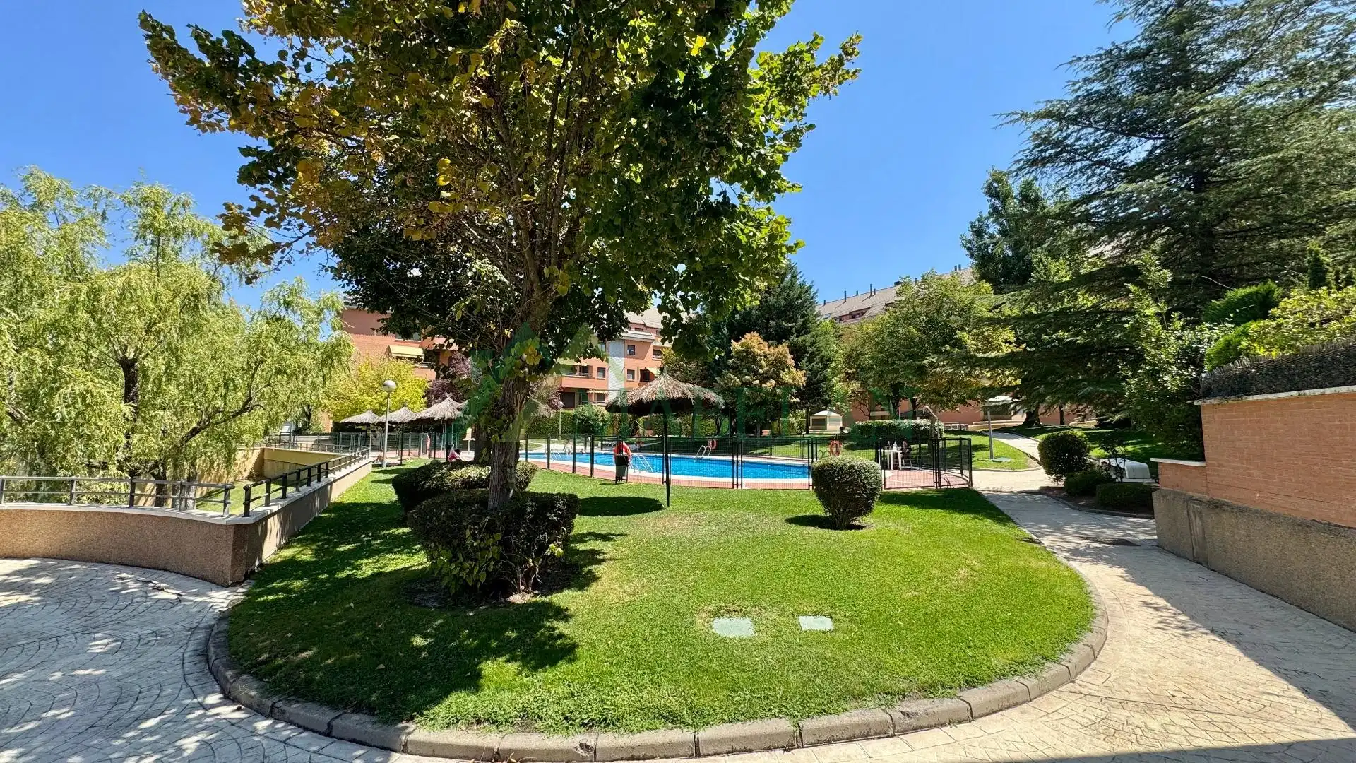 Vista exterior de Piso de alquiler en Las Rozas de Madrid con Calefacción, Parquet y Piscina comunitaria