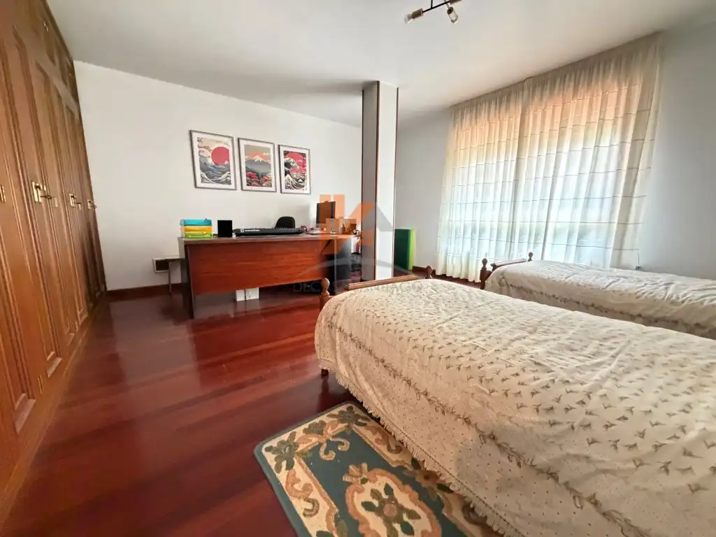 Dormitori de Casa o xalet en venda en Santiago de Compostela  amb Jardí privat, Moblat i Forn