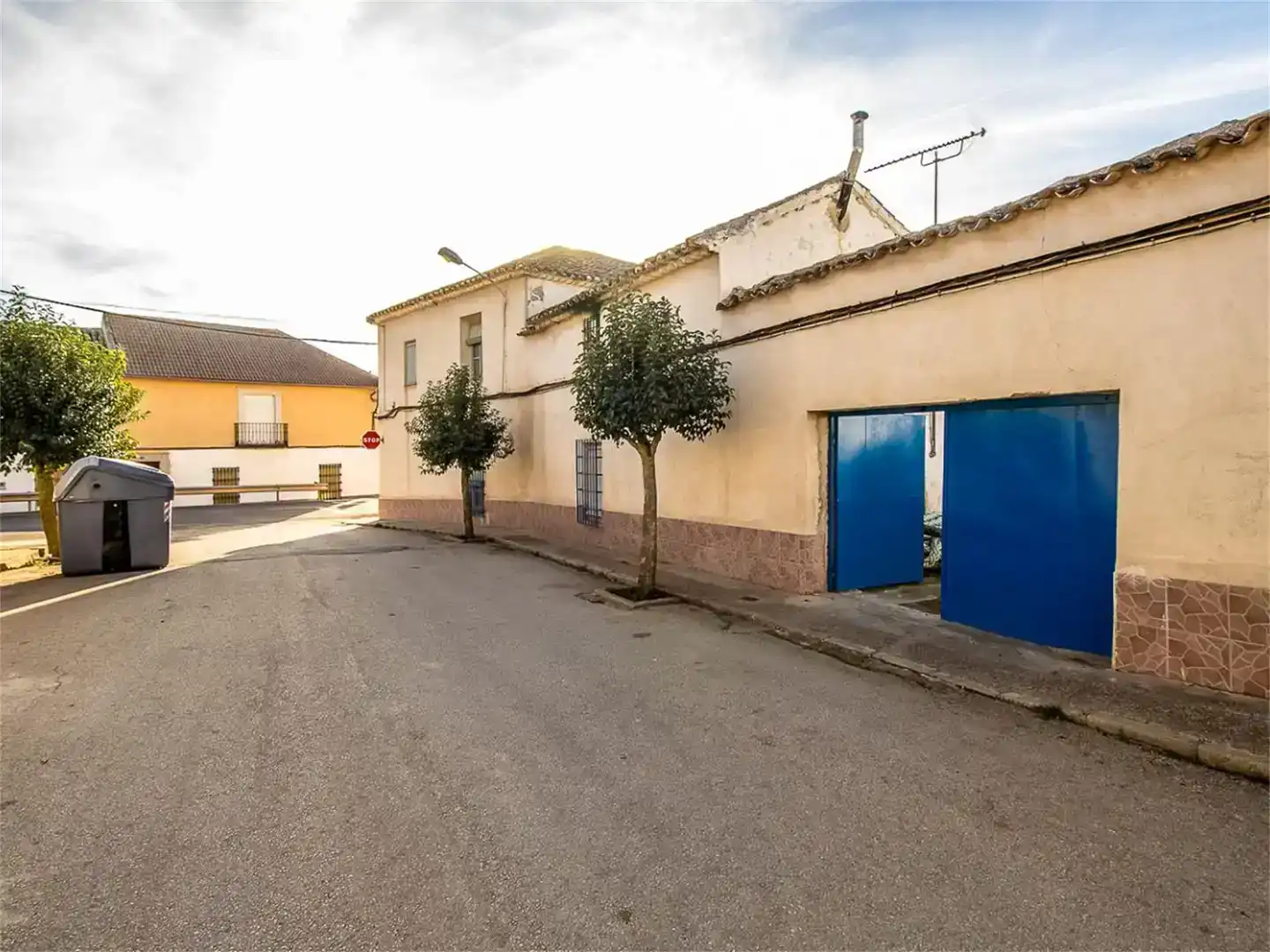 Vista exterior de Casa adosada en venda en Alcubillas amb Jardí privat, Traster i Balcó