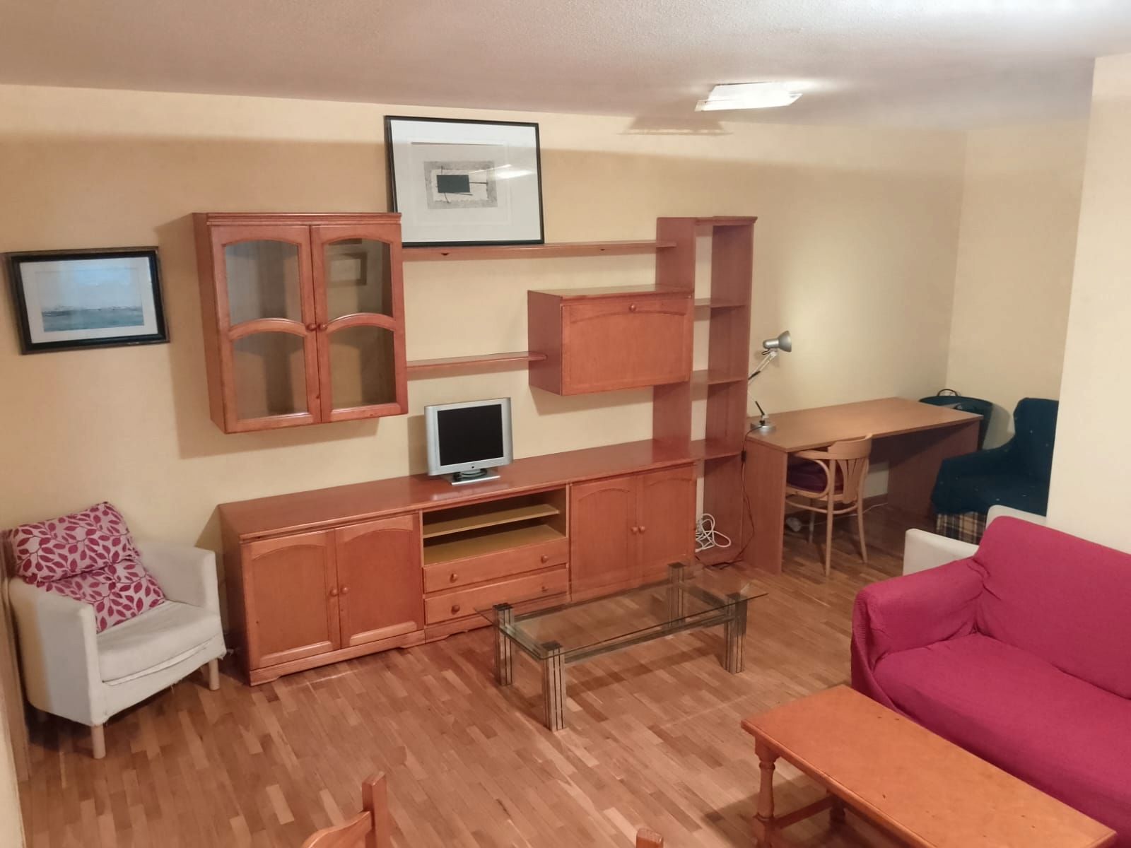 Sala d'estar de Apartament en venda en Oviedo  amb Calefacció, Parquet i Moblat