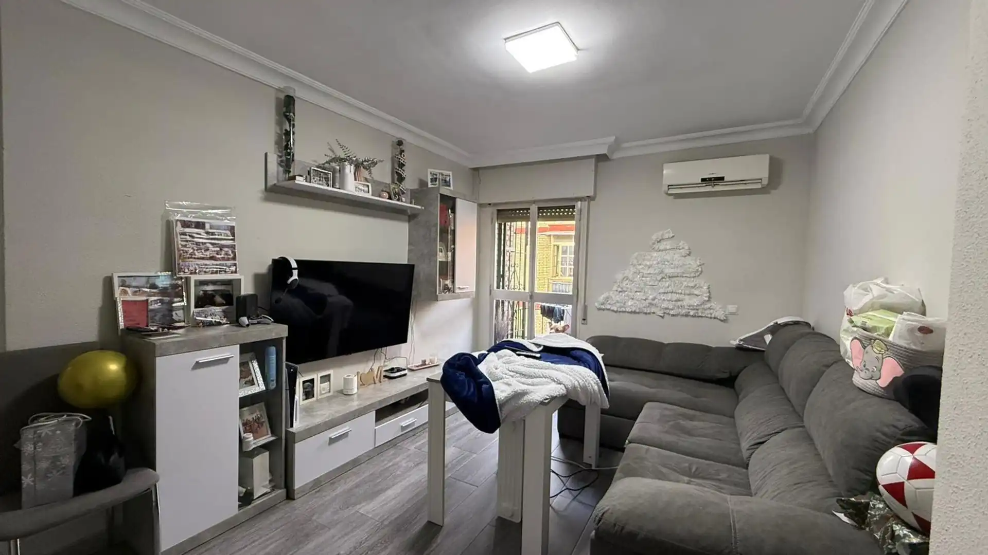 Living room of Flat for sale in  Sevilla Capital