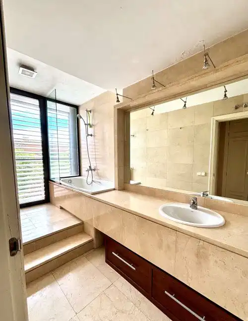 Bathroom of Flat for sale in Madrid  with Air Conditioner, Heating and Parquet flooring