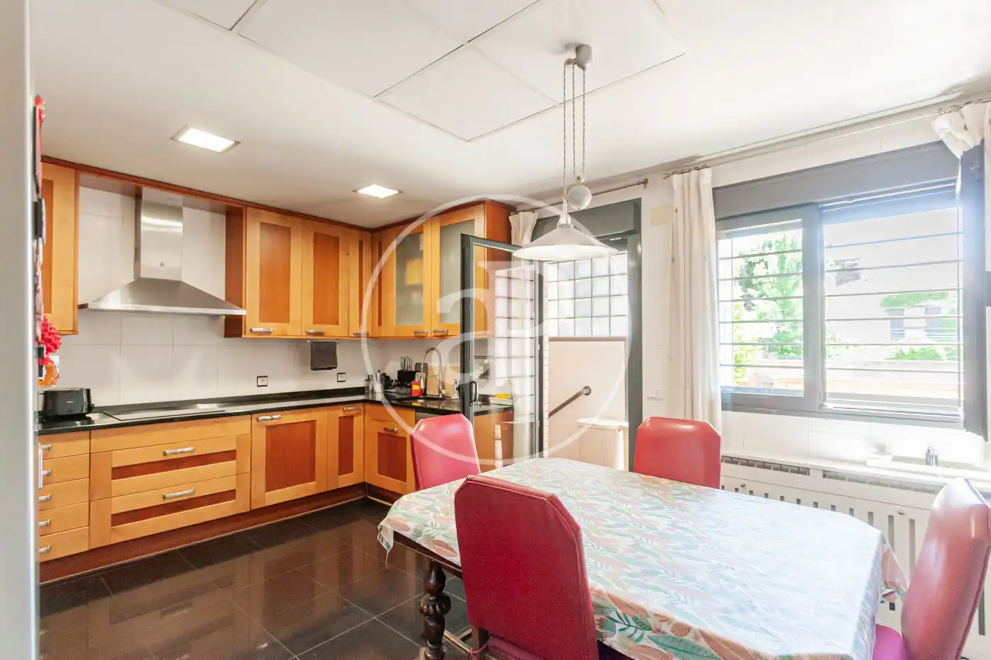 Cocina de Casa adosada en venta en Madrid con Aire acondicionado, Calefacción y Jardín privado