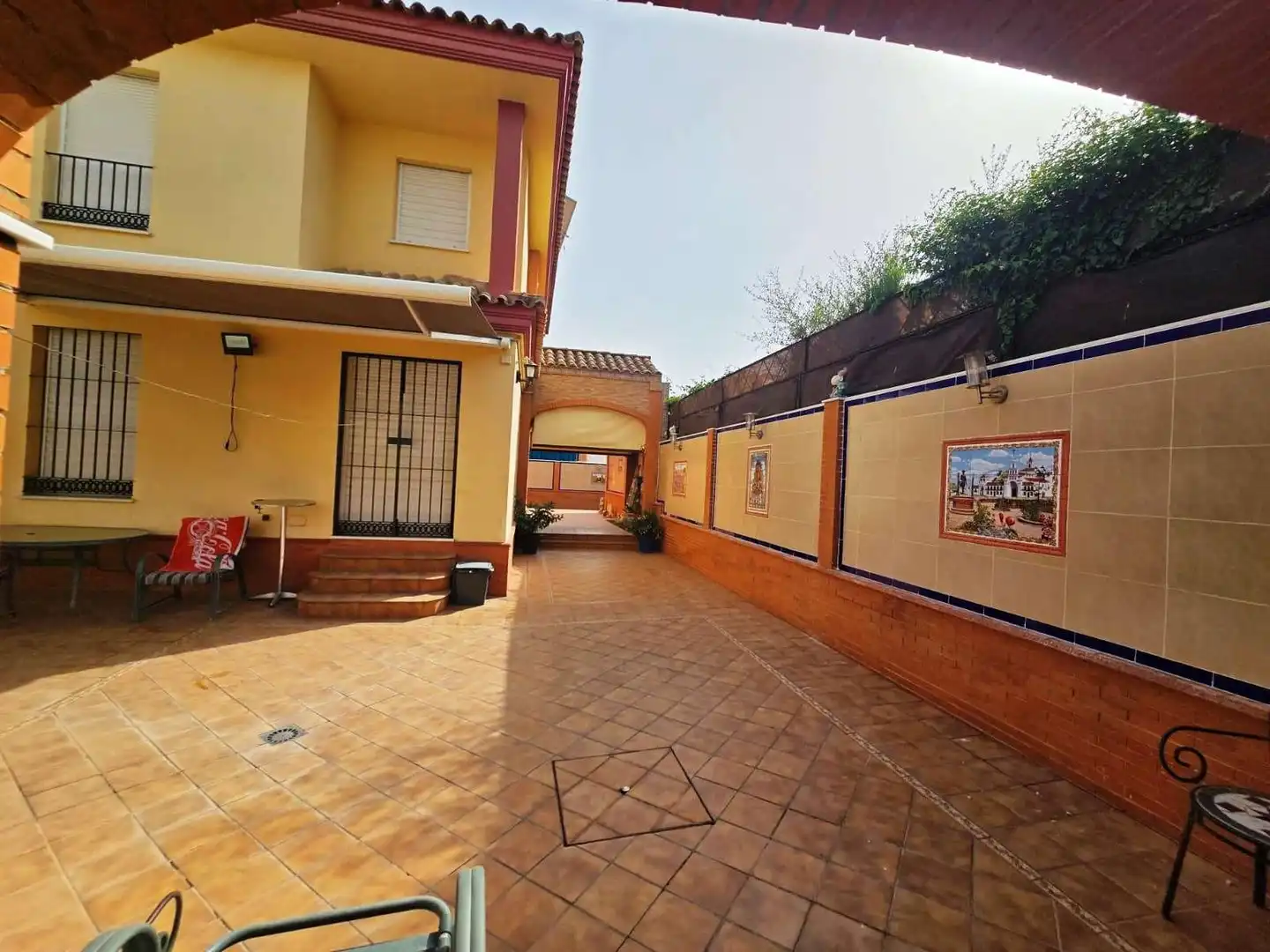 Vista exterior de Casa o xalet en venda en Bormujos amb Aire condicionat i Piscina