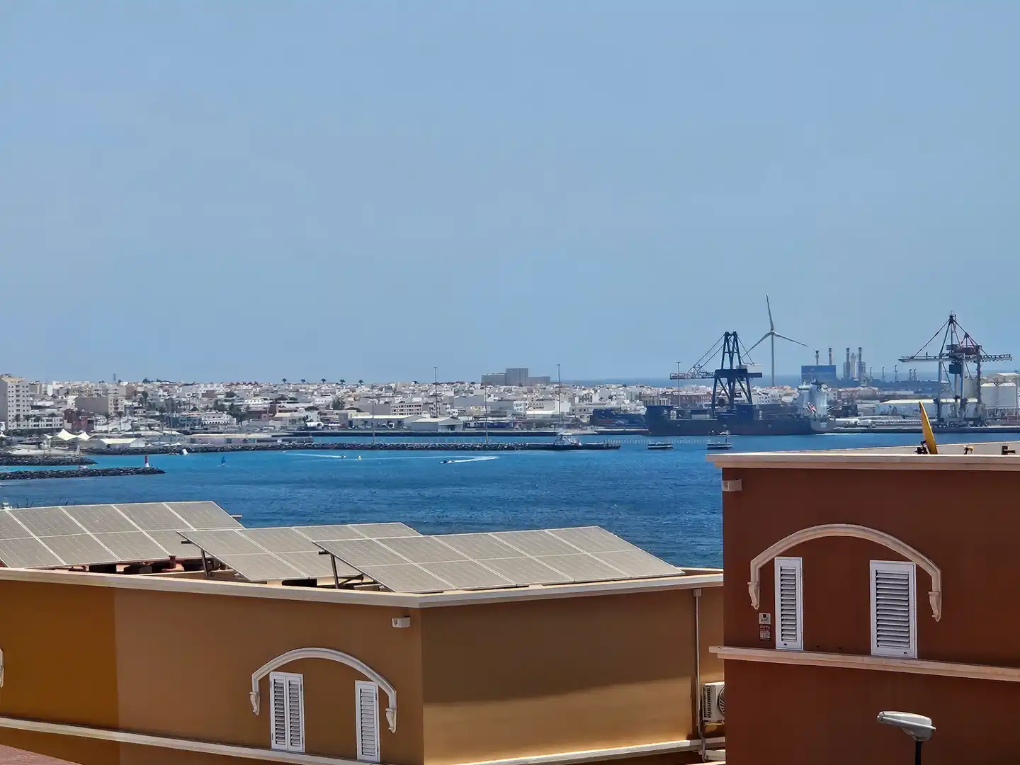 Vista exterior de Casa adosada en venda en Puerto del Rosario amb Aire condicionat, Jardí privat i Terrassa