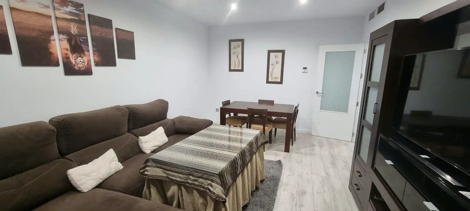 Wohnzimmer von Wohnung zur Miete in Entrenúcleos