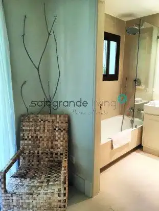 Baño de Casa adosada de alquiler en Sotogrande con Aire acondicionado, Jardín privado y Terraza