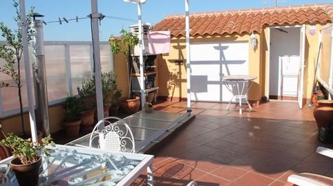 ¡Dúplex en el distrito de Pueblonuevo! con una superficie total de 230 m2. La casa consta de 4 dormitorios, salita, gran salón-com