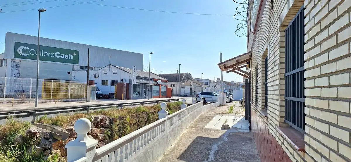 Vista exterior de Local en venda en Cullera amb Aire condicionat, Calefacció i Terrassa