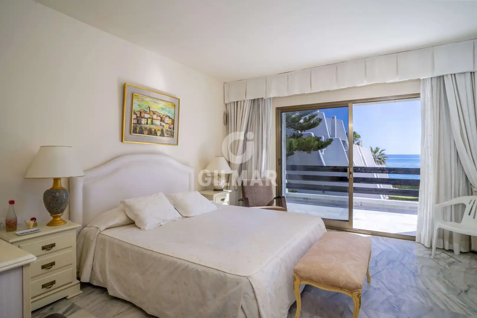 Schlafzimmer von Einfamilien-Reihenhaus zum Verkauf in Marbella mit Heizung, Privatgarten und Schwimmbad
