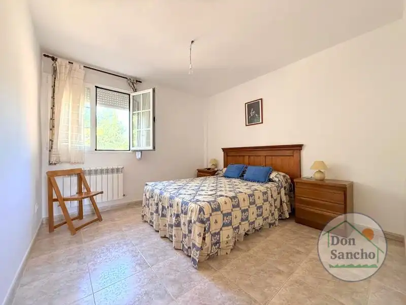 Dormitori de Casa o xalet en venda en Viana de Cega amb Calefacció, Terrassa i Traster
