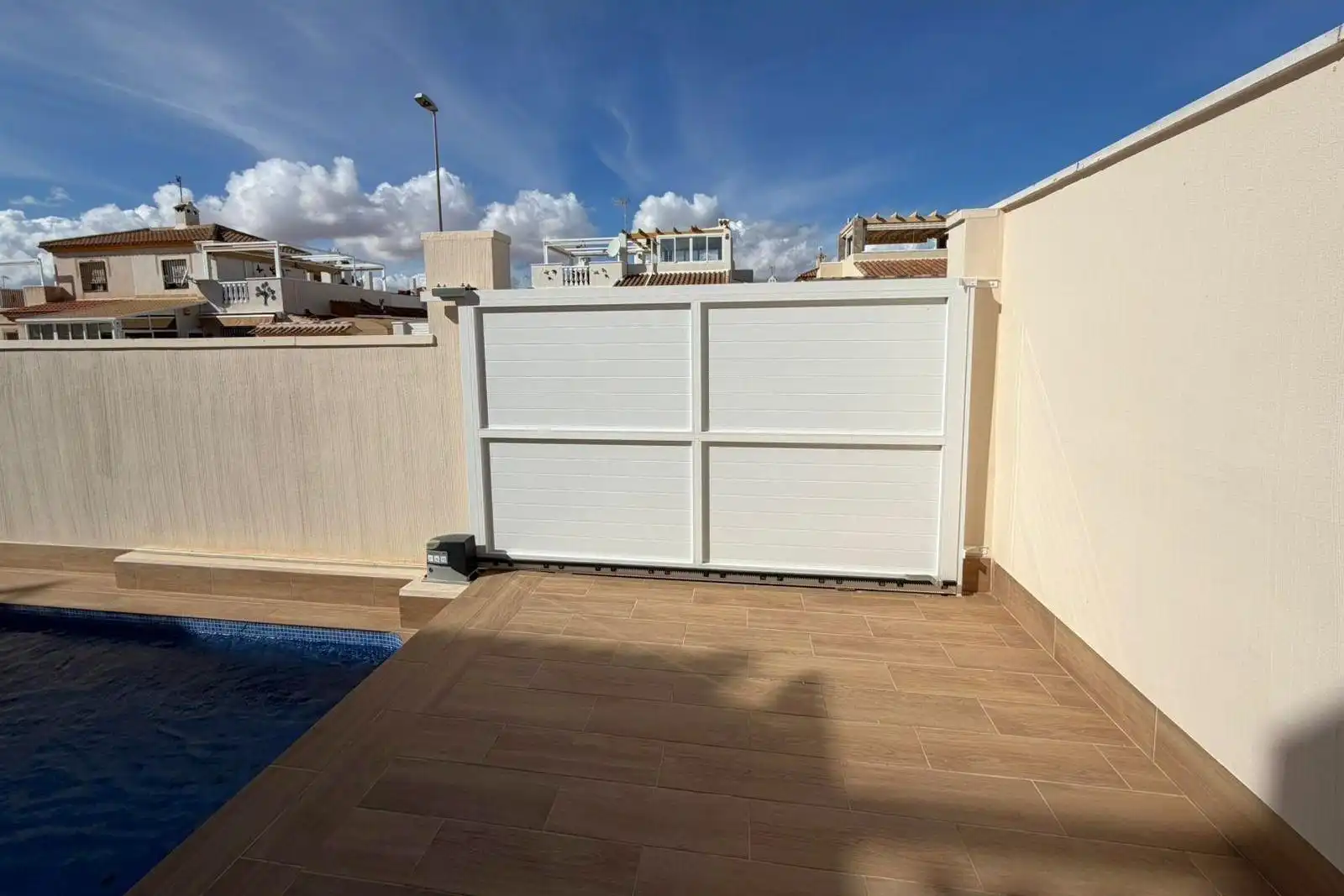 Vista exterior de Casa adosada en venda en Torrevieja amb Aire condicionat, Calefacció i Jardí privat