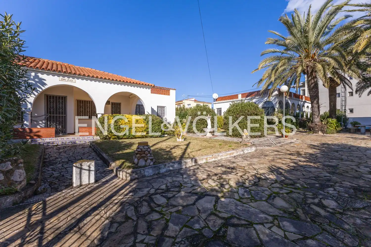 Vista exterior de Casa o xalet en venda en Vinaròs amb Calefacció, Jardí privat i Terrassa
