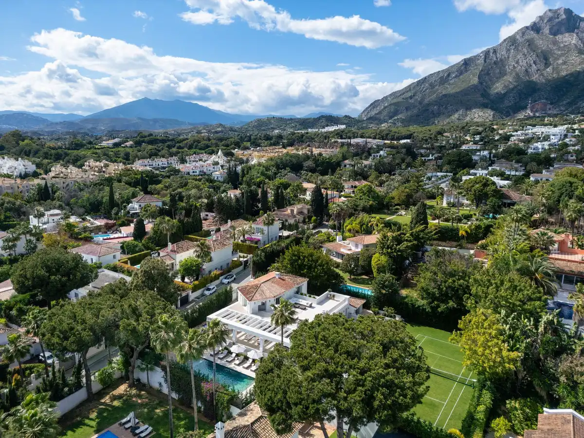Außenansicht von Haus oder Chalet zum Verkauf in Marbella mit Klimaanlage, Privatgarten und Terrasse