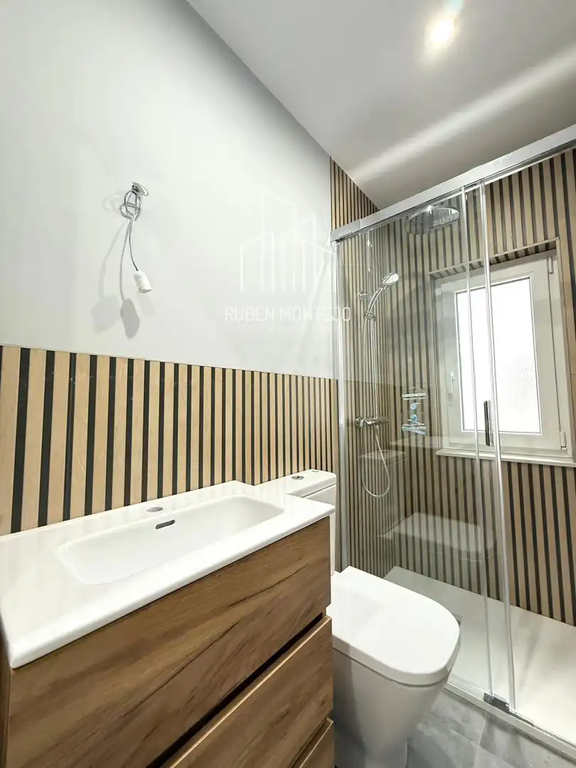 Bathroom of Flat for rent in Salamanca  with Heating, Parquet flooring and Terrace