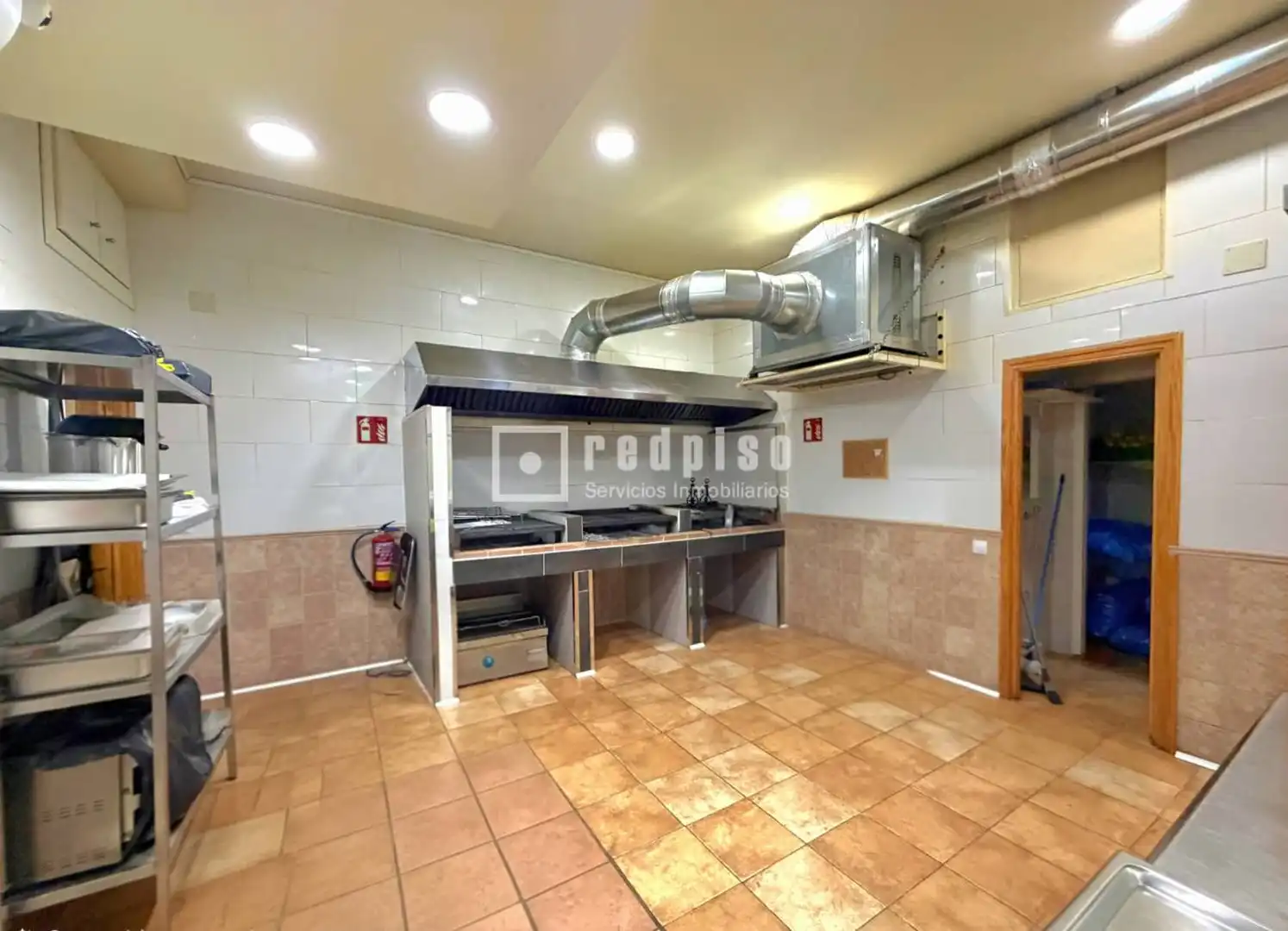 Cocina de Local en venta en Alcalá de Henares con Terraza y Alarma
