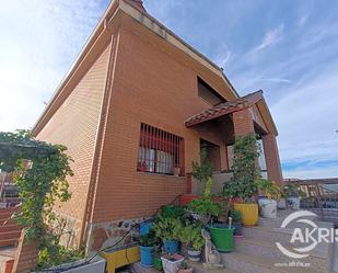 Vista exterior de Casa o xalet en venda en Huecas amb Aire condicionat, Terrassa i Piscina