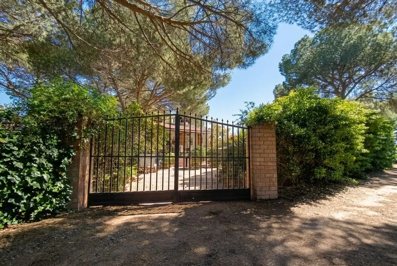 Vista exterior de Finca rústica en venda en Andújar amb Jardí privat i Terrassa