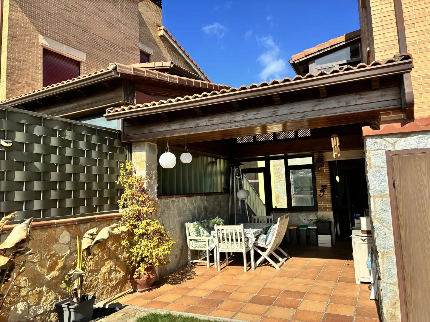 Terrasse von Einfamilien-Reihenhaus zum Verkauf in Soria Capital  mit Heizung, Privatgarten und Terrasse