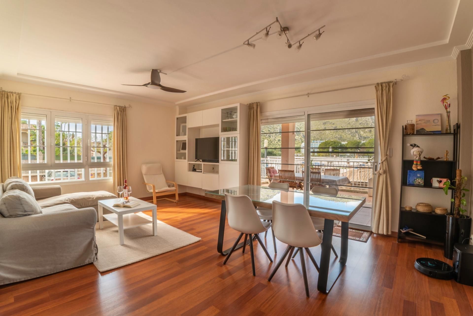 Living room of Flat for sale in Alcúdia  with Air Conditioner, Private garden and Terrace