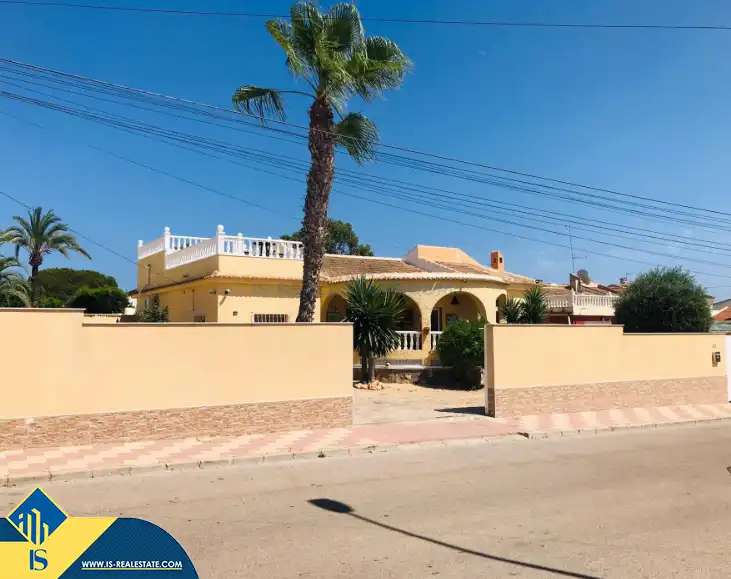Chalet con piscina en venta en Zona Carrefour - Urbanizaciones