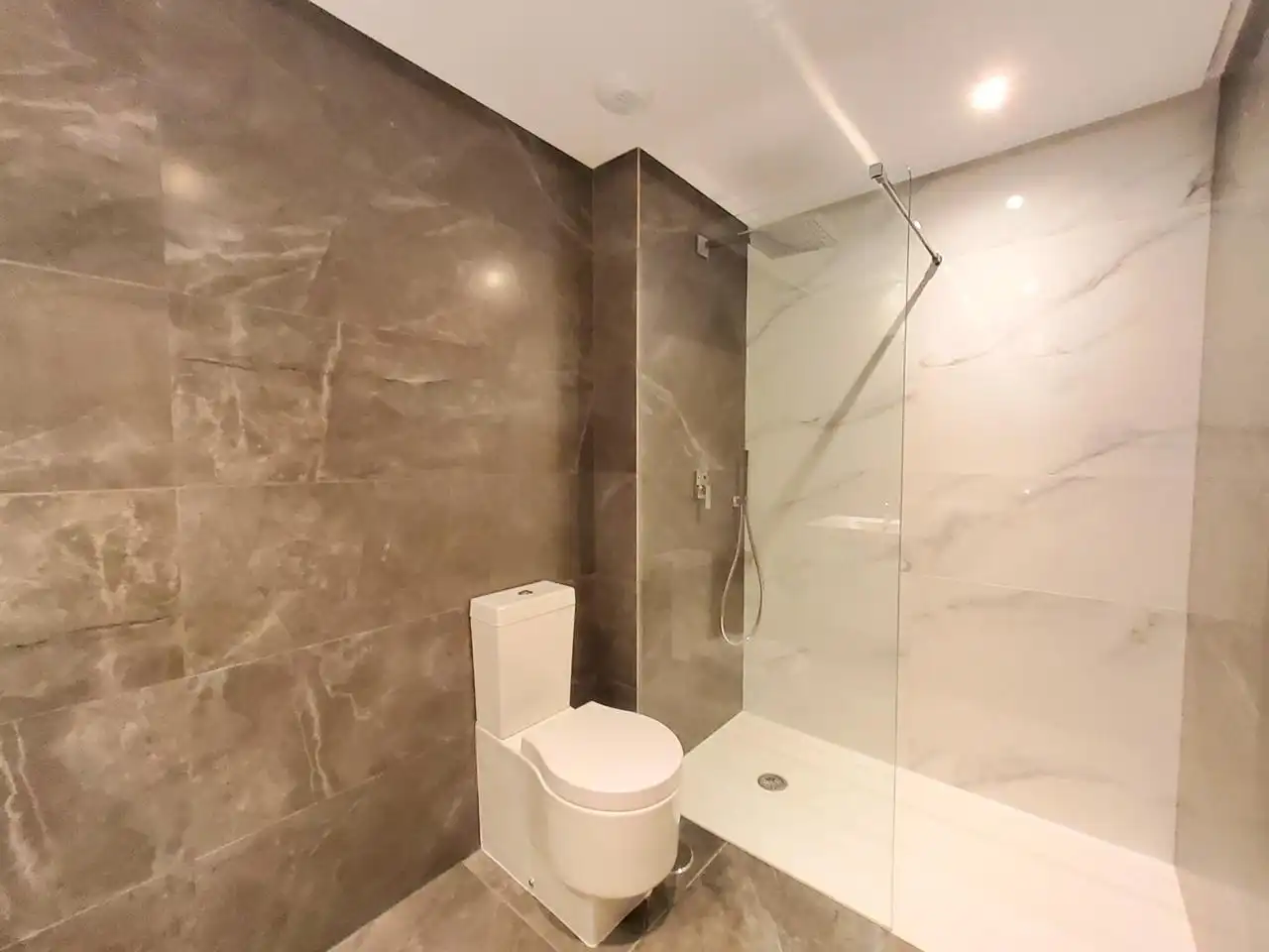Baño de Apartamento en venta en Sotogrande con Aire acondicionado, Terraza y Amueblado