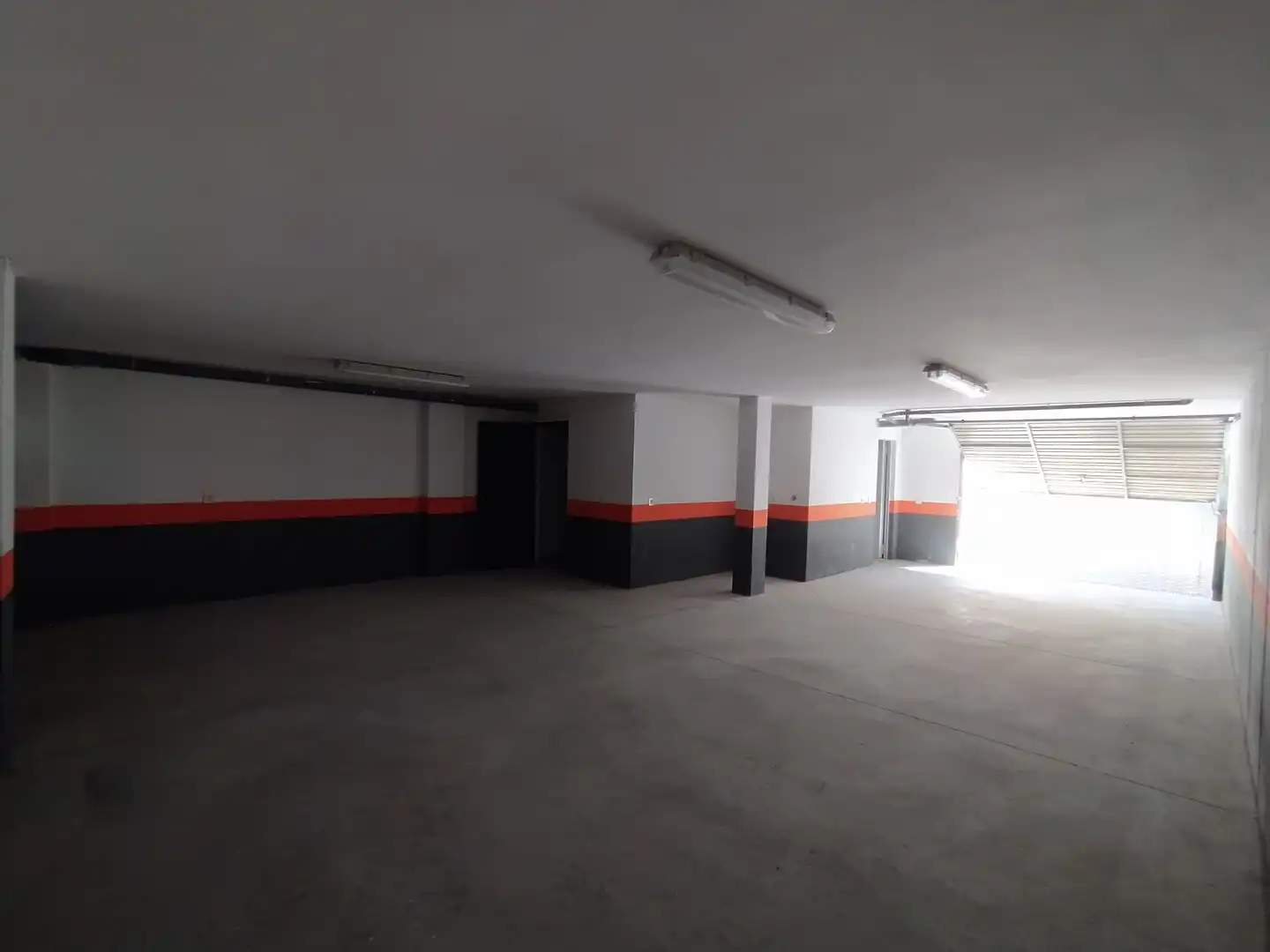 Aparcament de Casa adosada en venda en Paracuellos de Jarama amb Calefacció, Jardí privat i Parquet
