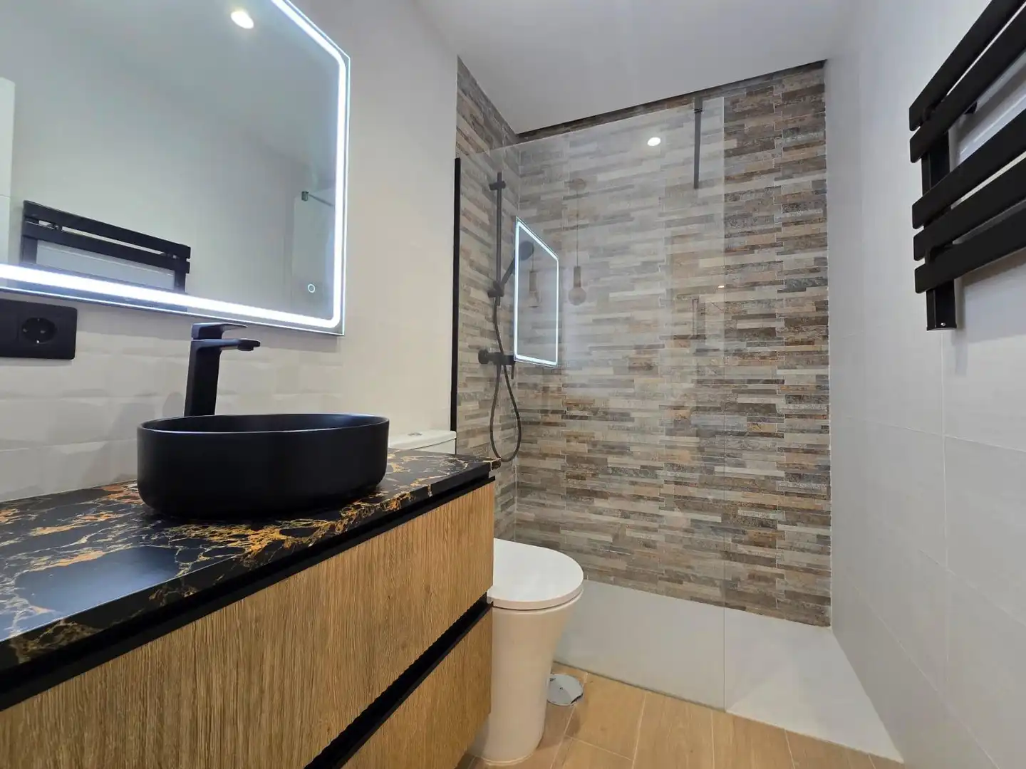 Badezimmer von Maisonette zur Miete in Sanlúcar la Mayor mit Klimaanlage, Terrasse und Möbliert