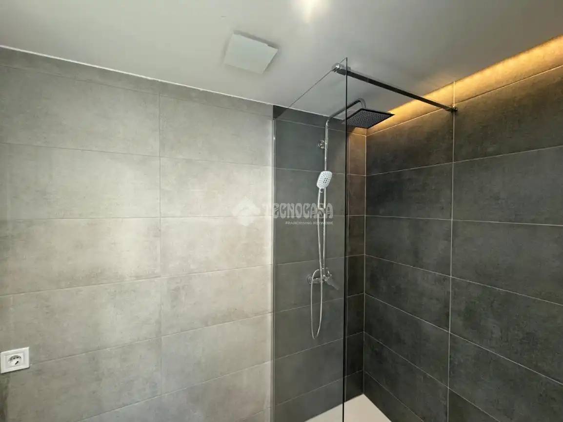 Badezimmer von Wohnung zur Miete in Madrid mit Klimaanlage, Heizung und Parkett