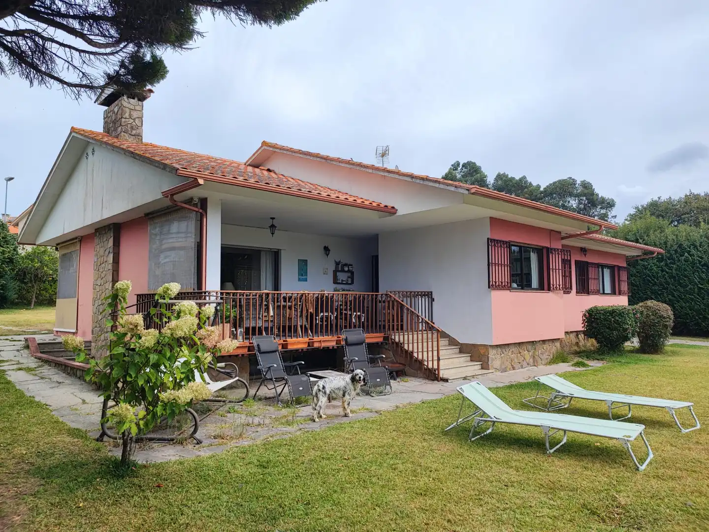 Vista exterior de Casa o xalet en venda en Nigrán amb Jardí privat, Terrassa i Moblat