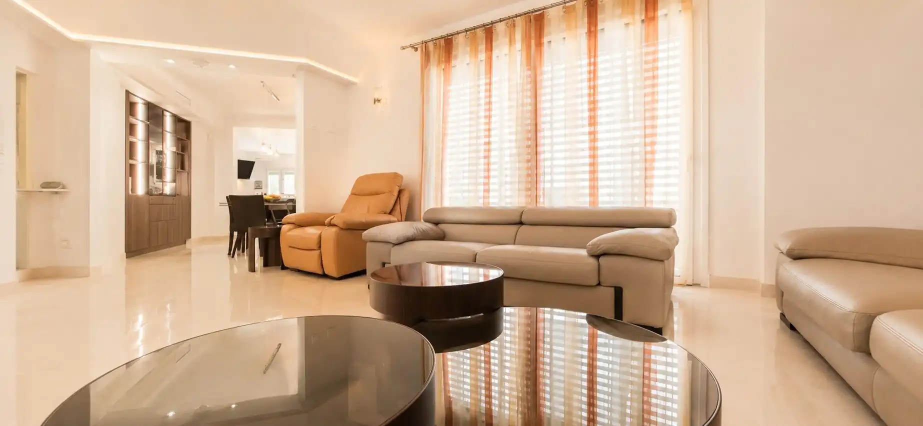 Sala d'estar de Casa o xalet en venda en Marbella amb Aire condicionat, Calefacció i Jardí privat