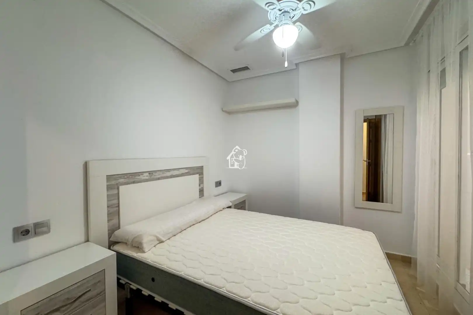 Dormitori de Apartament de lloguer en Torrevieja amb Aire condicionat, Terrassa i Moblat