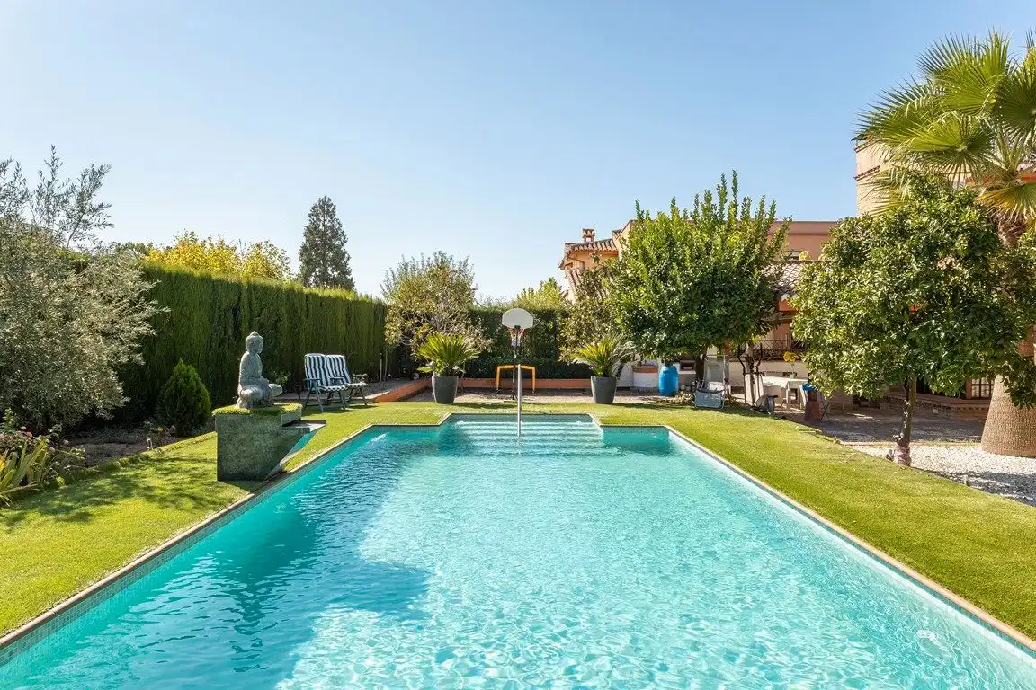 Piscina de Casa o xalet en venda en Peligros amb Aire condicionat, Calefacció i Jardí privat