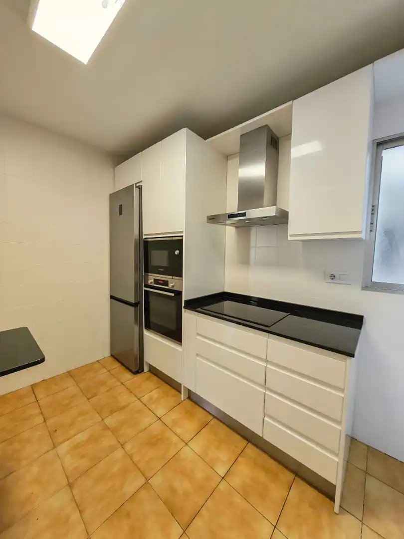 Küche von Wohnung zur Miete in Sur